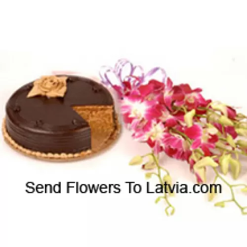 Un magnifique bouquet d'orchidées roses et un gâteau au chocolat de 1 livre