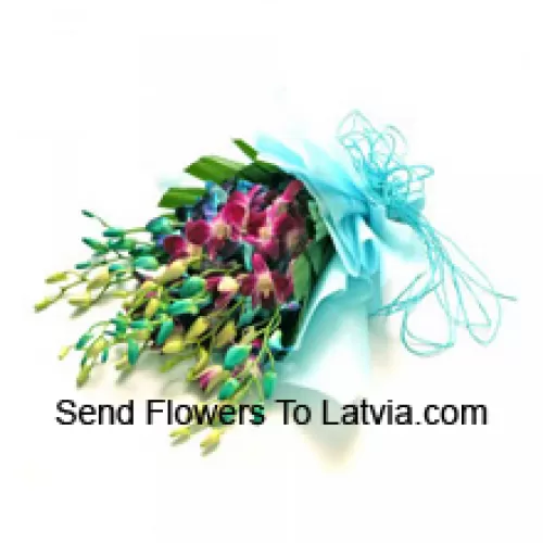 Un magnifique bouquet de main d'orchidées pourpres avec des remplissages saisonniers