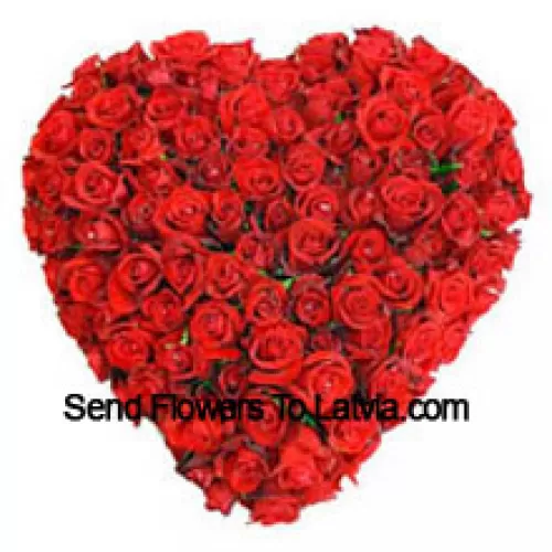 Arrangement en forme de cœur de 101 roses rouges