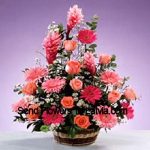 Panier de fleurs assorties comprenant des gerberas, des roses et des remplissages saisonniers