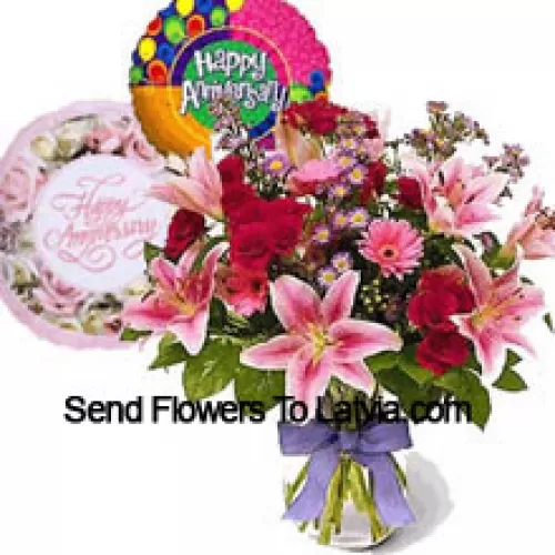 Assortiment de fleurs dans un vase, ballon d'anniversaire et un gâteau aux fraises de 1/2 kg