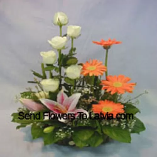 Panier de fleurs assorties comprenant des lys, des roses et des marguerites